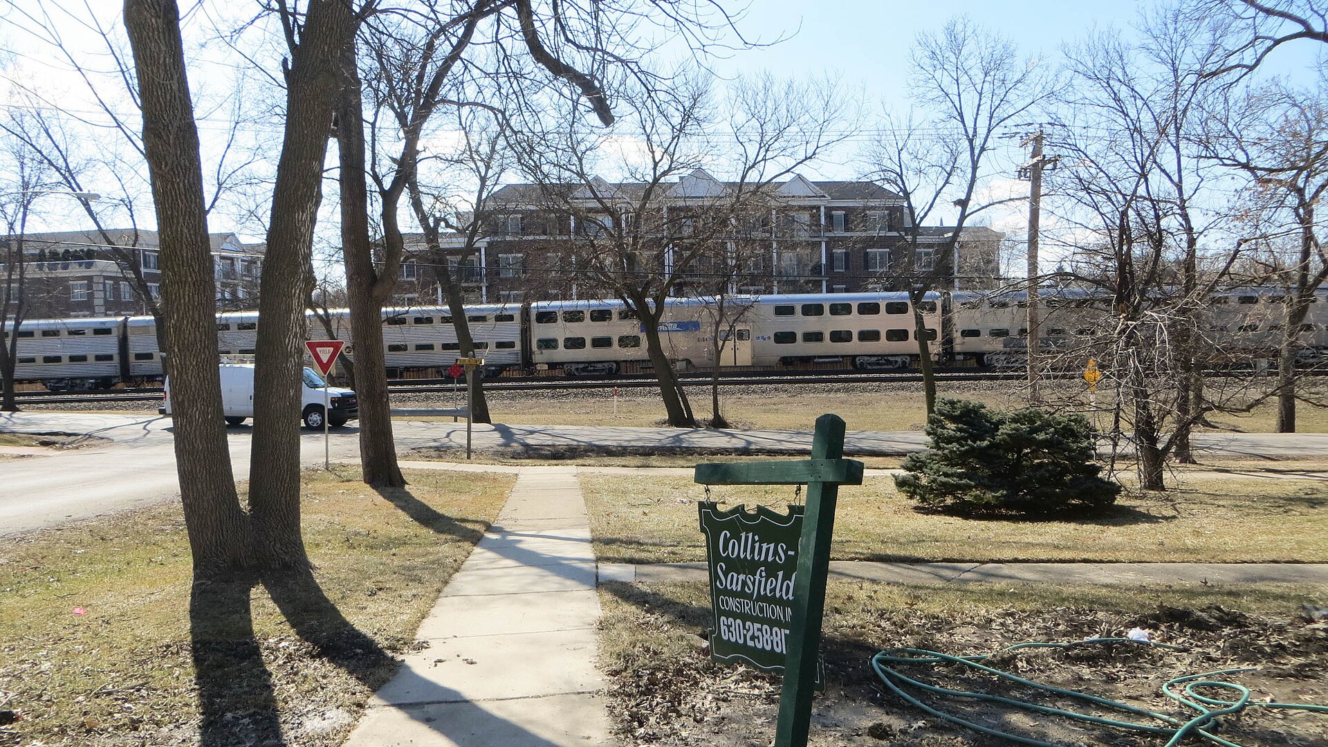 Commuting from Clarendon Hills to Chicago: Metra, Times, Parking (2026)